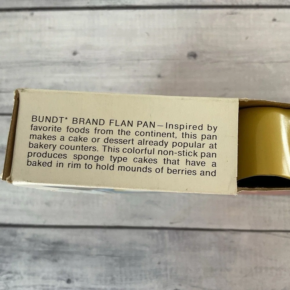 VTG Nordic Ware Bundt Flan Pan Harvest Yellow Non Stick Original Box Recipe Book